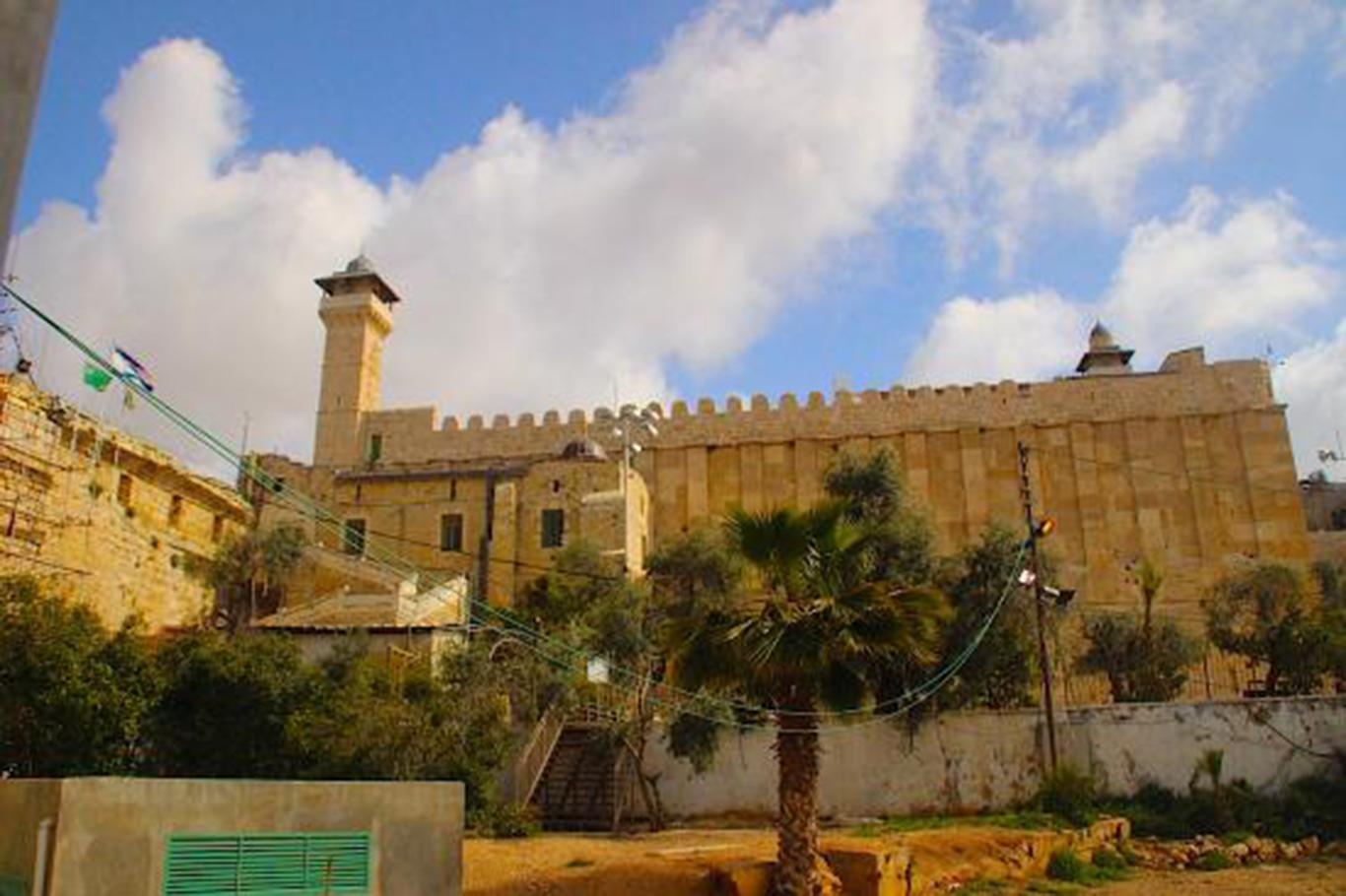 El-Halil şehrindeki Hazreti İbrahim Camii üç aylık kapalılıktan sonra açıldı